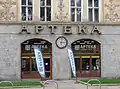 Fassade der Apotheke mit Außenuhr
