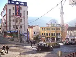 Zentrumsplatz (Meydanı) mit der Hauptmoschee Halitpaşa Camii von 1991