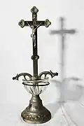 Kreuz mit Weihwasserbecken
