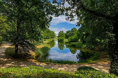Ausblick vom Kugelberg auf den Schilfsee und das Schloss (im Hintergrund)
