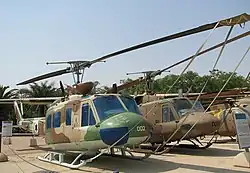 Bell 205 und 212 der 124. Staffel „Rolling Sword“, letztere rechts wurde von zwei Turbinen angetrieben