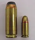 Die .50 Action Express (l.) im Vergleich zu einer Patrone im Kaliber 7,65&nbsp;mm&nbsp;Browning