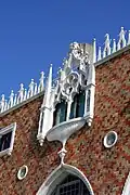 Das neugotische Doppelfenster im 2. Obergeschoss