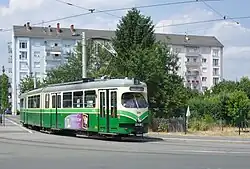 Zum 8-achser verlängerter Triebwagen 584, an den Fenstern und der Dachkante des Mittelteils ist zu erkennen, dass dieses nachträglich eingefügt wurde.