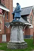 Ehrenmal vor der Kirche für die Kriegstoten