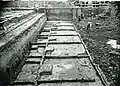 Mannschaftsbaracken während der Ausgrabungen 1943. Sicht auf die Grundrisse der einzelnen Contubernia.