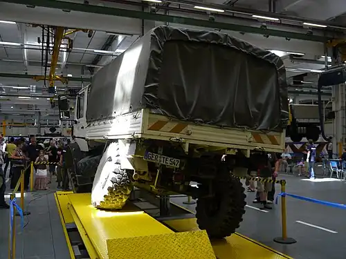 Unimog 437.4, starke Verschränkung der Achsen und Verwindung des Leiterrahmens.