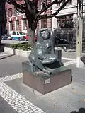 Skulptur vor einer Bank in Hamburg