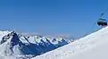 6er Sesselbahn Tscheyeckbahn mit Blick auf den Piz Lad (Dreiländergrenzstein A-I-CH), 2018