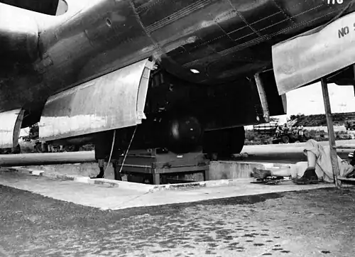 Little Boy wird in den Bombenschacht der Enola Gay gehoben.