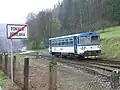 Triebwagen 810.545 am Bahnhof Poniklá