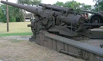 Seitenansicht des Geschützes in Fort Sill von hinten link