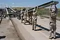 Soldaten verlängern die Hilfsrampe einer Medium Girder Bridge während des Aufbaus