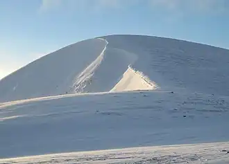 Blick von Nordosten auf die Ostwand des A’ Mharconaich im Winter