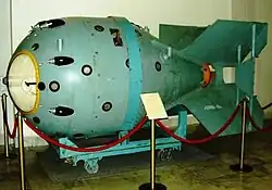 Spionageinformationen von Klaus Fuchs und Theodore Hall, in geringerem Maße auch von David Greenglass, führten zur ersten sowjetischen Kernwaffe „RDS-1“, die auch äußerlich der US-amerikanischen Kernwaffe „Fat Man“ (links) sehr ähnlich war