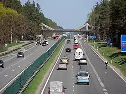 A2 von einer Fußgängerüberführung in Berģi aus gesehen.