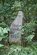 Notstandsstein im Nebental Teufelstal, zur alten Teufelstalbrücke von 1934 gehörig, die abgerissen und durch einen Neubau ersetzt wurde