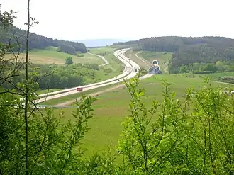 Querung des Wipfratals, rechts Schnellfahrstrecke Nürnberg–Erfurt mit Einfahrt in Tunnel Sandberg (2006, Schnellfahrstrecke noch in Bau)