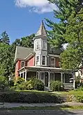 Der Academy Hill Historic District ist Januar 1990 im NRHP eingetragen.[9]