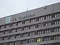 Aufschrift „AK Wandsbek“ am Bettenhaus, noch aus der Zeit, als die Stadt Hamburg Besitzer der Klinik war
