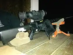 AR-15 mit Hülsenfänger auf einem Schießstand