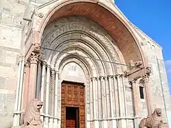Stufengewände am Westportal des Doms von Ancona (13. Jh.)