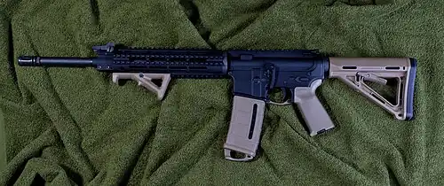 AR-15 mit abgewinkeltem Vorderschaftgriff