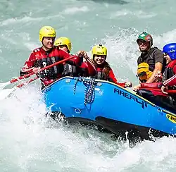 Wildwasser-Rafting, zusätzlich zum Neopren-Fullsuit mit Schwimmweste und Sporthelm