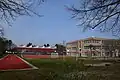 Sportplatz mit Laufbahn sowie Fußball- und Basketballfeldern