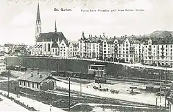 Remise der ASt auf dem Areal des späteren Güterbahnhofs der SBB in St.&nbsp;Gallen, hinten Pfarrkirche St.&nbsp;Otmar
