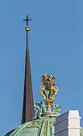 Kuppelfigur mit Blick auf die Spitze der Michaelerkirche
