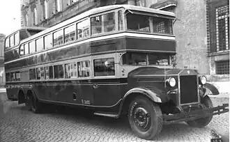 Dreiachser-Doppeldecker mit Hochdach