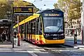 Einsystem-Stadtbahnlinie S1 auf dem Karlsruher Bahnhofsvorplatz (Gleichstrom BOStrab)
