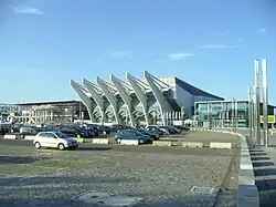 Die 2004/05 erweiterte Bremer Stadthalle mit der veränderten Dachausbildung und dem neuen Ost-Foyer, links das Congress Centrum Bremen (2009)
