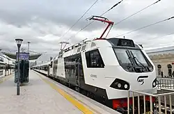 Elektrolokomotive AZ4A-0002 mit Reisezugwagen am Bahnhof (2019)