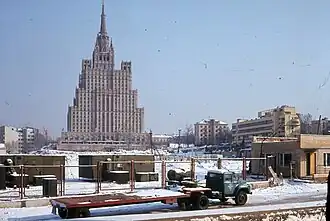 Baustelle 1971. Im Hintergrund das Hochhaus auf dem Kudrinskaya Platz. Rechts das Narkomfin-Kommunehaus.
