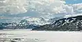Der zugefrorene Strandavatnet im Mai 2013, Blick vom nördlichen Seeufer auf die Berge Storeskuta und Folarskardnuten