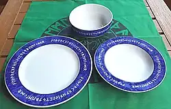 Porzellanteller und Porzellanschüssel mit Runenreihen des älteren Futhark