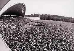 Eine antisowjetische Kundgebung im Vingis-Park mit etwa 250.000 Menschen im Jahr 1988. Die Säulen von Gediminas hängen über der Bühne.