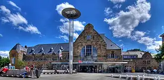 Vorplatz und Empfangsgebäude des Aachener Hauptbahnhofs