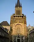 Aachener Dom mit karolingischem Westwerk (unterer Abschnitt) um 800 – ältestes erhaltenes Westwerk