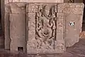 Göttin Chamunda(?) auf einer unter ihren Füßen liegenden männlichen Gestalt (Dämon?) tanzend