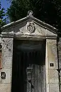 Das Wappen über einer alten Pforte der Abbaye de Villeloin in Villeloin-Coulangé in Stein gemeißelt.