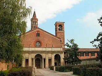 Vorplatz der Kirche
