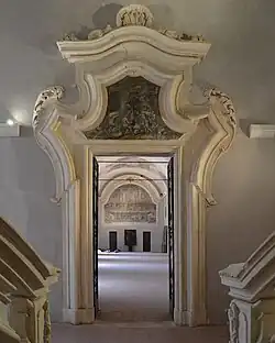 Supraporte mit Gemälde und reich gerahmtem Barockstuck (Abtei Santo Spirito al Morrone)