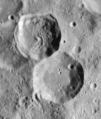 Abenezra-Krater (oben links) und Azophi-Krater (unten rechts) aufgenommen von Lunar Orbiter 4