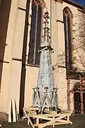 Abgesetzte Turmspitze neben der Kirche