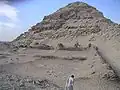 Blick über die Ruinen des Totentempels zur Pyramide