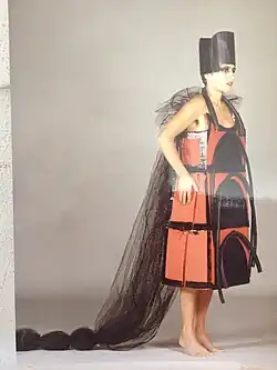 1985 Ursina Gabriela Roesch, Abschied (Teil der Sammlung Landesmuseum, Zürich) erhielt 1985 den Castel Burio Preis. Castel Burio, Fashion Art Meeting wurde von Irene Gründer, Ernst. Hunzingerer und Boa Baumann initiiert.
