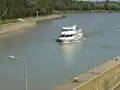 Passagierschiff in der Schleuseneinfahrt